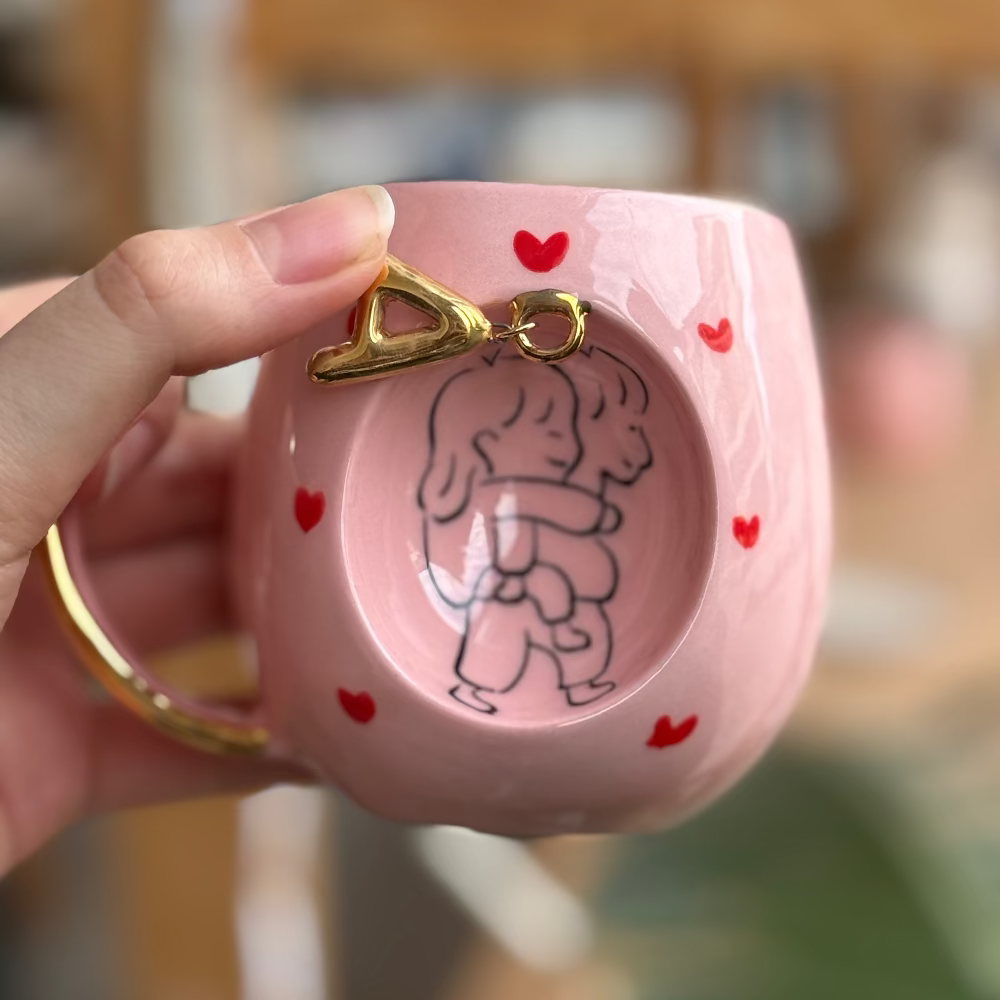 Pembe renk kupada yapılan oyukta gösterilen sevgilisini sırtında taşıyan erkek