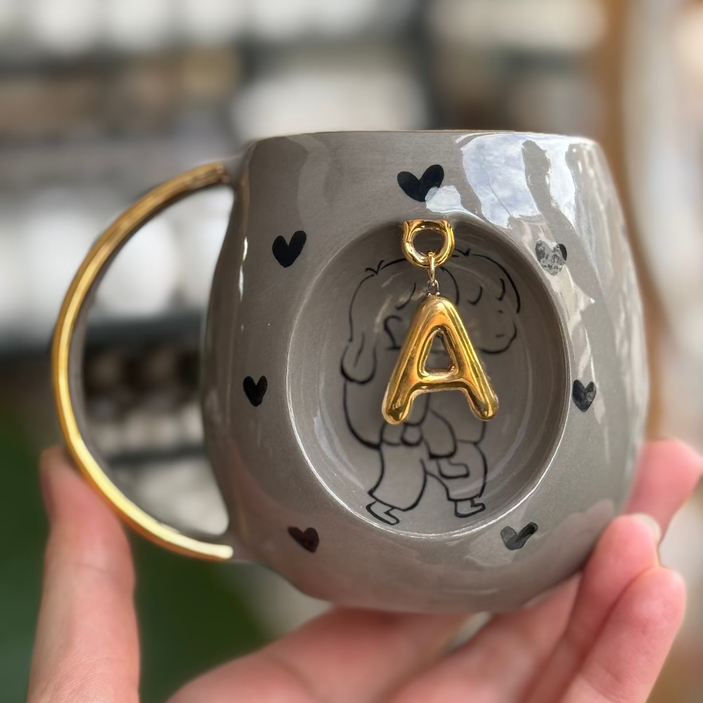 sevgilisini taşıyan çocuk taupe rengi kupa A harfi takılı 